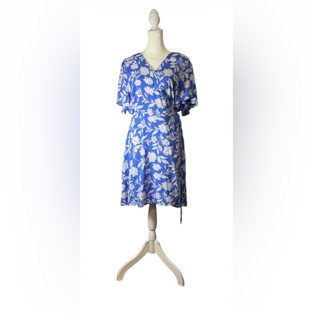 LC Lauren Conrad Blue and White Floral Wrap Dress. Short Sleeves. Size XL.